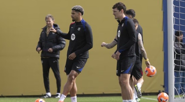 Araujo và Christensen không muốn rời Barca. 