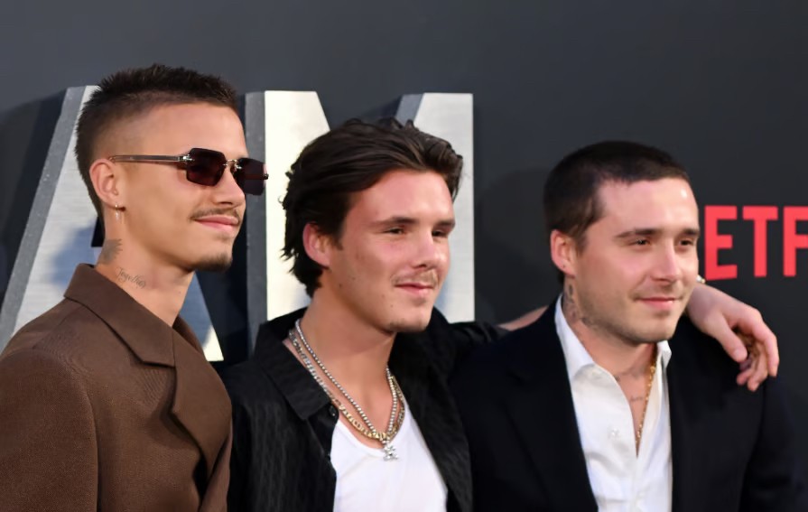 Brooklyn Beckham bị hai em trai