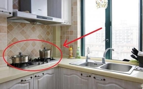 Người xưa từng dặn: “Khai môn kiến táo, tiền tài đa hao” – nghĩa là mở cửa nhìn thấy bếp sẽ khiến tài lộc dễ thất thoát, sự nghiệp trắc trở.