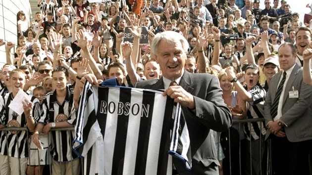 Bobby Robson đã huấn luyện Newcastle từ năm 1999 đến 2004.
