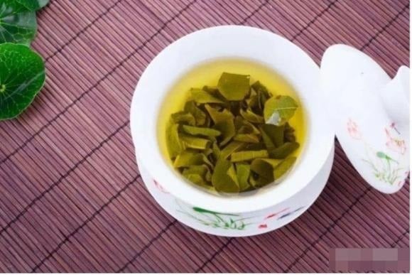 Lá sen mang tính hàn, vì vậy trà lá sen cũng có đặc tính làm mát.