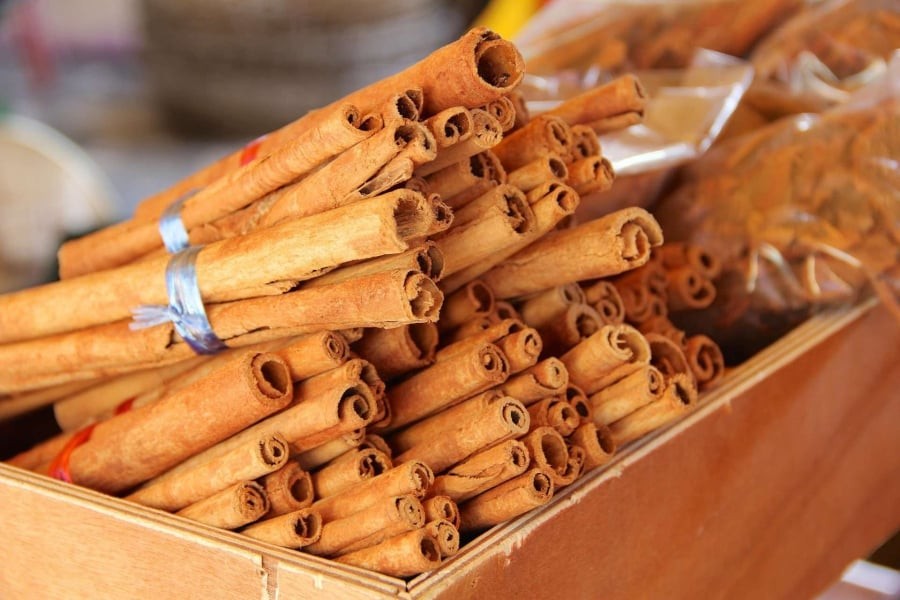 Mặc dù các nghiên cứu vẫn đang trong giai đoạn ban đầu, nhưng nhiều bằng chứng cho thấy chiết xuất từ quế có khả năng làm chậm sự phát triển của tế bào ung thư