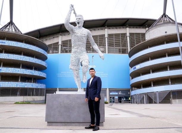 Aguero và bức tượng của chính mình. 