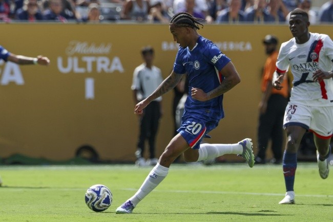Pedro ấn định tỷ số 3-0 cho Chelsea.
