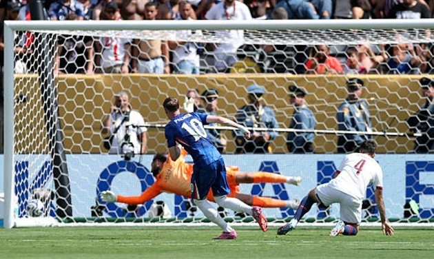 Palmer và đồng đội đánh sập PSG chỉ trong một hiệp.