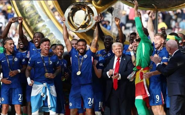 Chelsea nâng cao cúp vô địch.