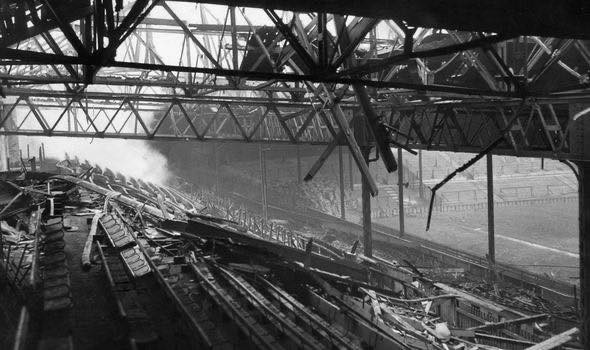 Old Trafford tan hoang, đổ nát sau vụ ném bom của Đức Quốc xã năm 1941.