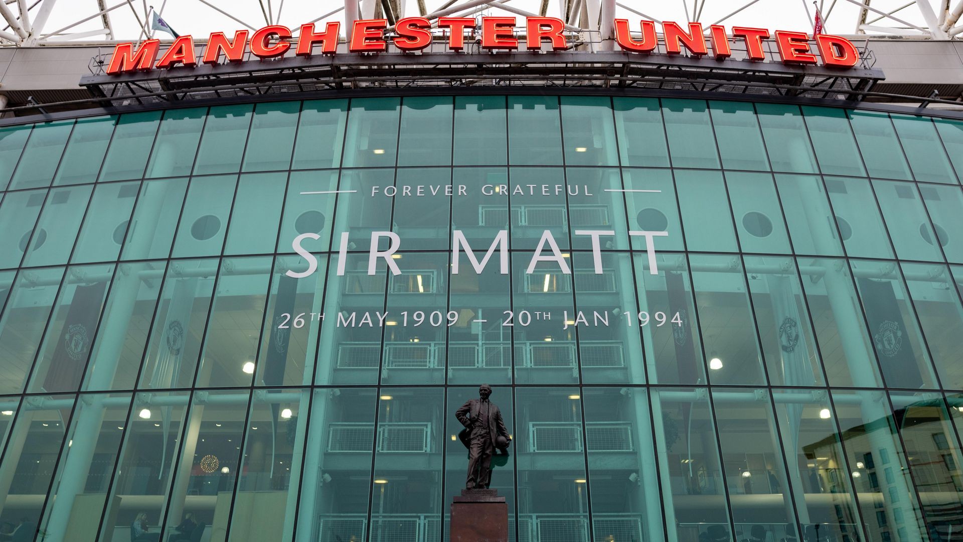 Sir Matt Busby đang nhìn về phía