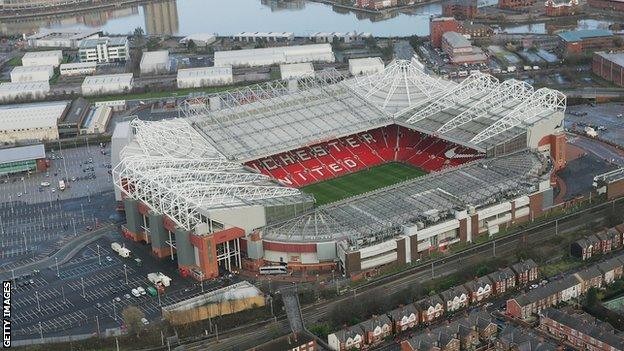 Khán đài Sir Bobby Charlton chỉ có 1 tầng.