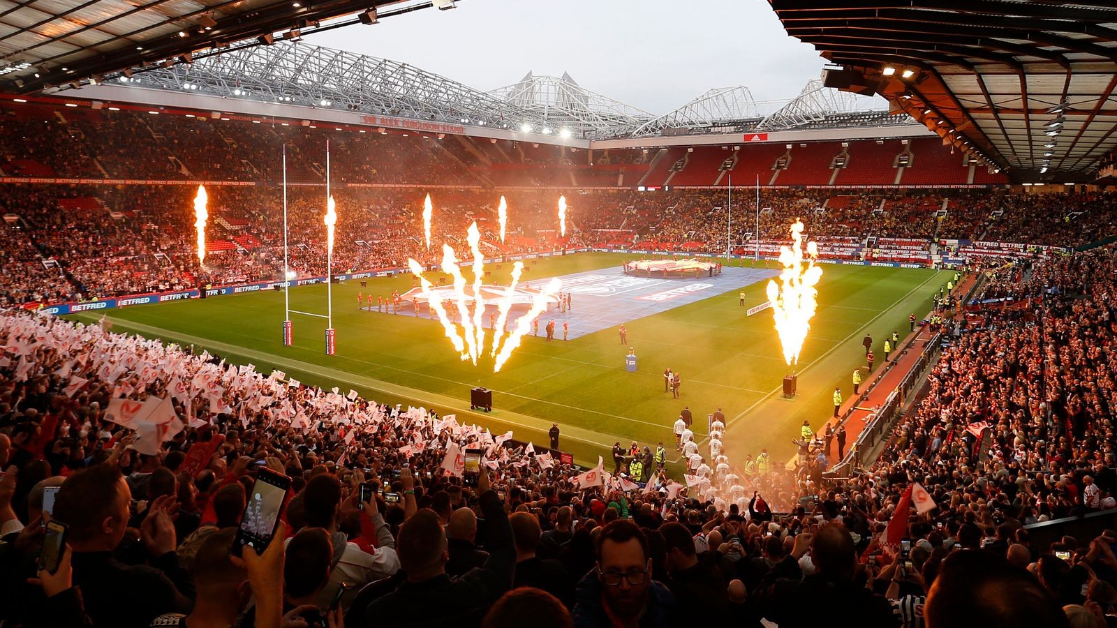 Trâmnj chung kết Super League Grand Final được tổ chức tại Old Trafford.