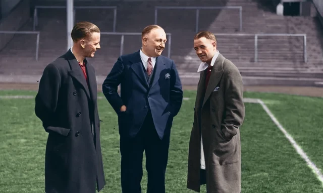 HLV Chapman (đứng giữa) huyền thoại của Arsenal