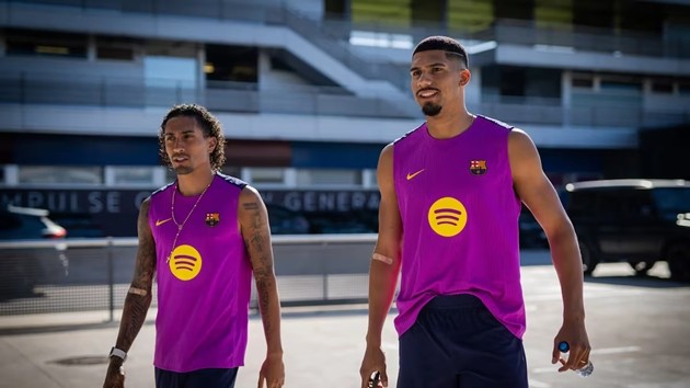 Ronald Araujo ở lại Barcelona.
