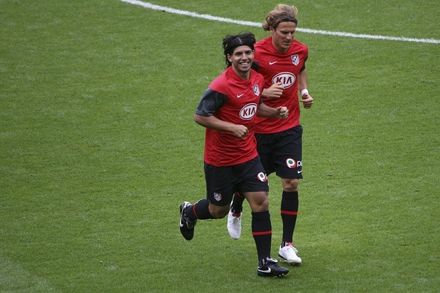 Cặp tiền đạo của Atlético trong thời kỳ này: Sergio Agüero (trái) và Diego Forlán (phải). Forlán đã giành Chiếc giày vàng châu Âu năm 2009.