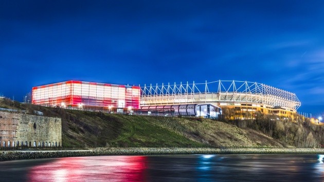 Góc nhìn tuyệt đẹp từ bên ngoài sân Stadium of Light.