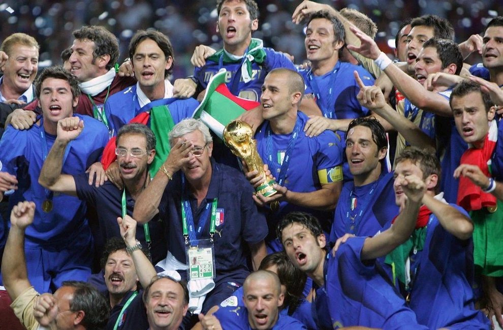 Ý lên ngôi trong khi đó ở quê nhà, các cuộc điều tra về Calciopoli đang diễn ra gắt gao