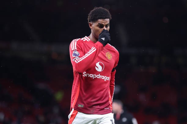 Rashford bị tước số áo một cách chóng vánh.