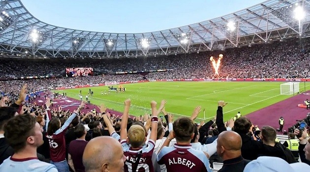 West Ham thuê sân