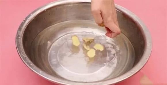 Việc treo một chiếc khăn ẩm trong phòng có điều hòa mang lại nhiều lợi ích đáng kể.