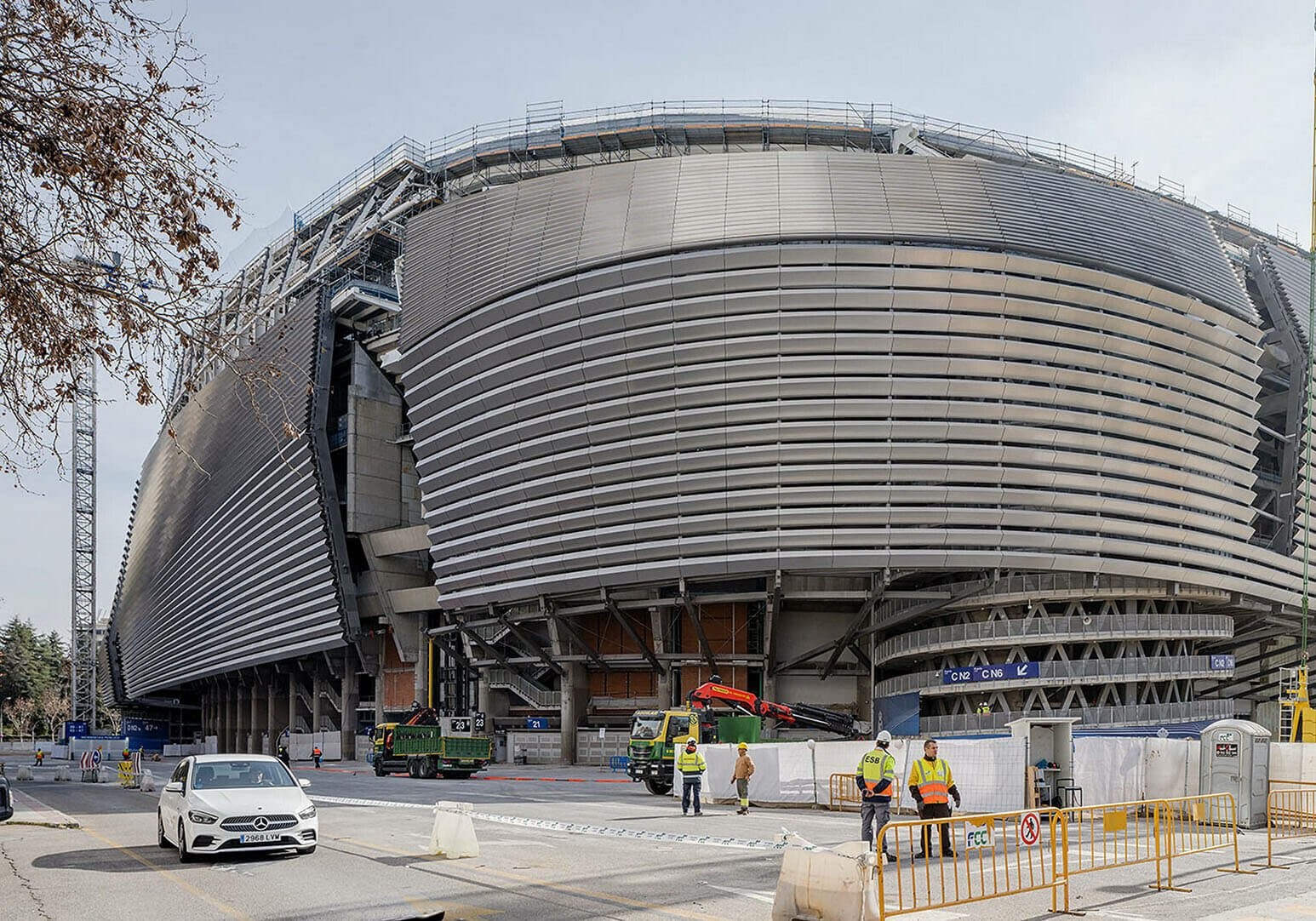 Cận cảnh mặt tiền bằng thép của Bernabeu.