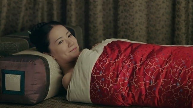 Có bao giờ bạn thắc mắc vì sao trong các bộ phim cung đấu hay ghi chép lịch sử, phi tần luôn cần cung nữ hoặc thái giám dìu đỡ mỗi khi di chuyển, đặc biệt là sau khi được vua thị tẩm?