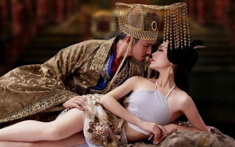 Một chi tiết đáng chú ý khác là kiểu giày mà các phi tần sử dụng trong lịch sử Trung Hoa cổ đại rất khác với giày hiện đại.