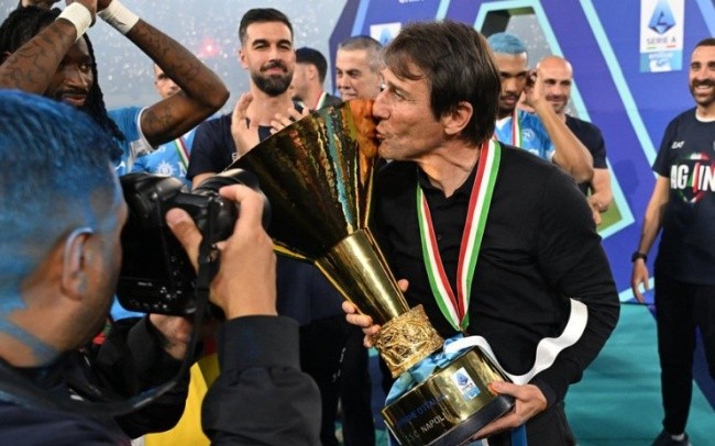 HLV Conte bên cạnh danh hiệu Serie A.