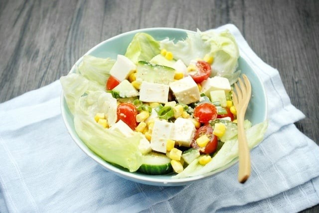 Cà chua chứa nhiều vitamin C và lycopene – hai chất chống oxy hóa mạnh, giúp da sáng khỏe. Dưa leo giúp thanh lọc cơ thể, còn đậu phụ cung cấp đạm thực vật nhẹ bụng, dễ tiêu.