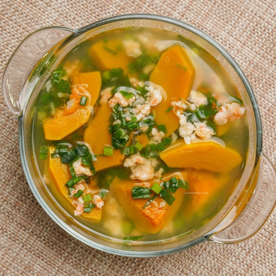 Bí đỏ giàu beta-carotene – dưỡng chất làm sáng da, mát gan. Tôm bổ sung đạm, ít béo, tốt cho tim mạch và hệ miễn dịch.