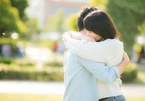 Không phải người đàn ông nào ngoại tình cũng vì yêu thật lòng. Nhiều người đơn giản thấy rằng cái được từ mối quan hệ ngoài luồng vượt xa cái mất.