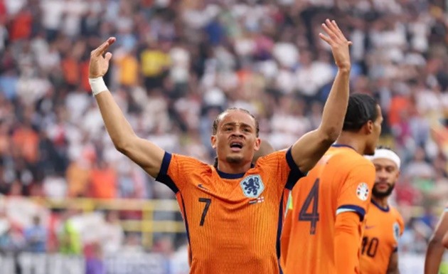 Simons muốn chuyển đến Premier League.