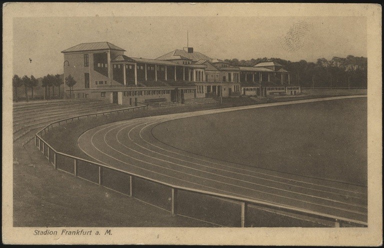 Kiến trúc cổ điển của sân Waldstadion nguyên bản năm 1925.