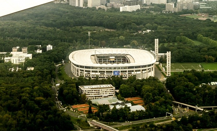 Deutsche Bank Park nằm giữa 