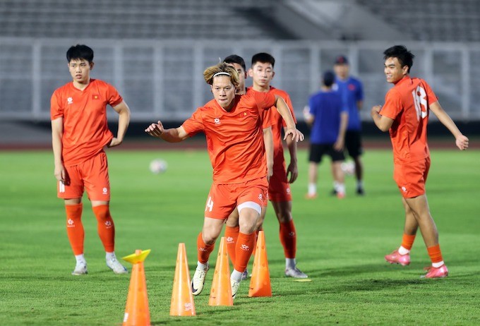 Các cầu thủ U23 Việt Nam tập luyện.