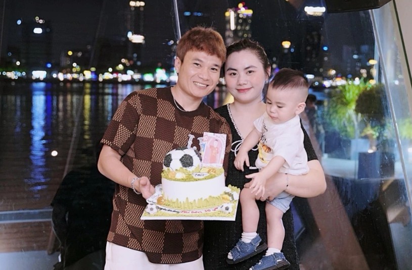 Trần Phi Sơn và gia đình nhỏ. Ảnh: FBNV. 