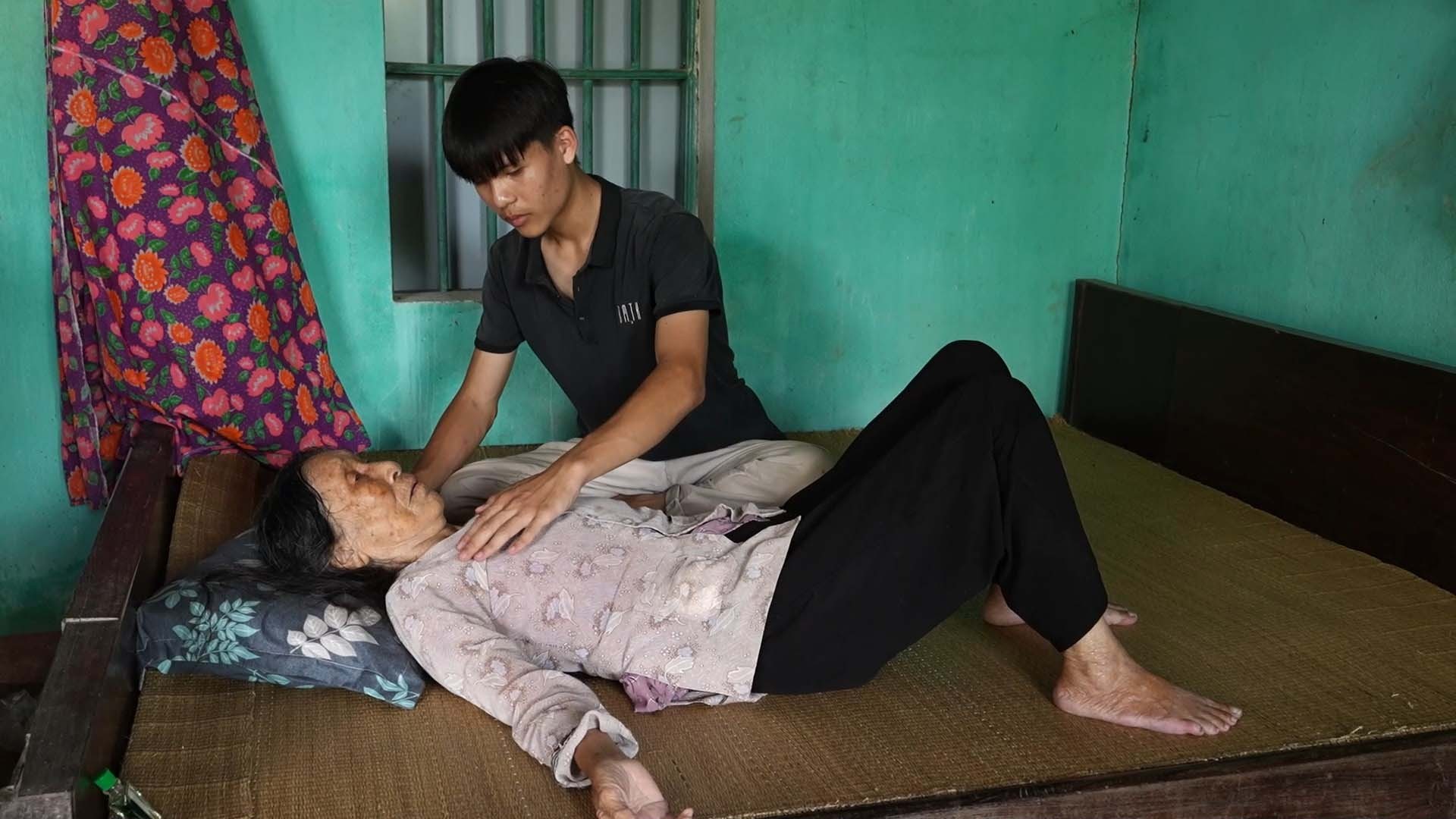 3–Em TRIỆU VĂN HÙNG và bà ngoại (1)