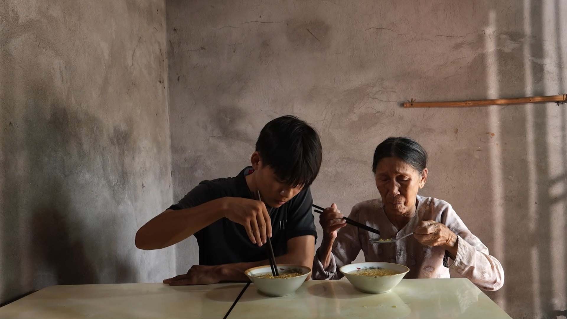 3–Em TRIỆU VĂN HÙNG và bà ngoại (3)