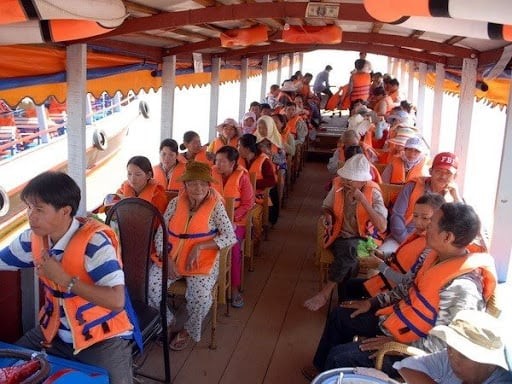 Khi đi tàu phà trên sông, biển nên mặc áo phao theo đúng quy định