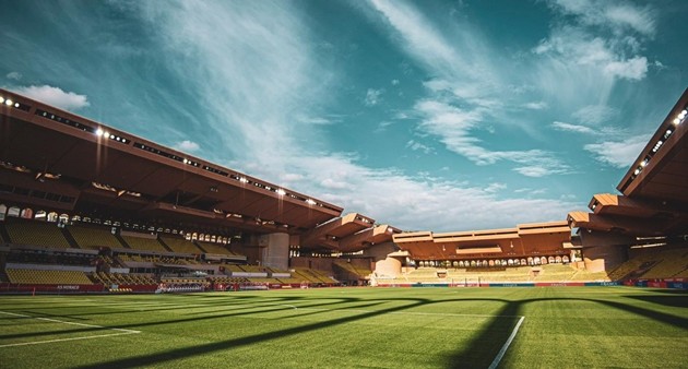 Stade Louis II nổi bật với cấu trúc 9 mái vòm.