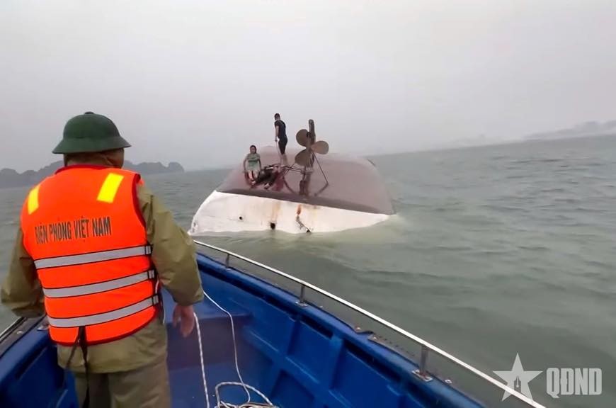 Tiếp cận hiện trường thực hiện công tác cứu nạn