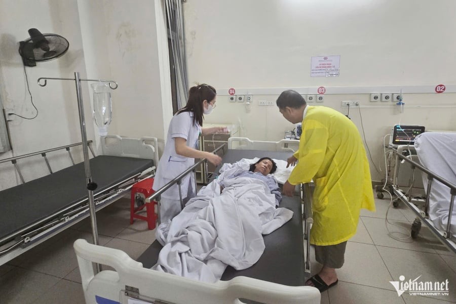 Ông Chiến đang chăm sóc vợ là bà Bình tại Bệnh viện Đa khoa tỉnh Quảng Ninh. Ảnh: Mỹ Dung - Vietnamnet