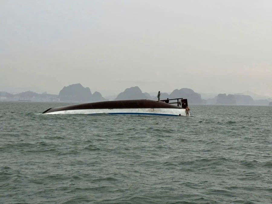 Chính quyền tỉnh đã huy động lực lượng biên phòng, hải quân, cảnh sát biển, công an và cảng vụ tham gia cứu hộ tại hiện trường