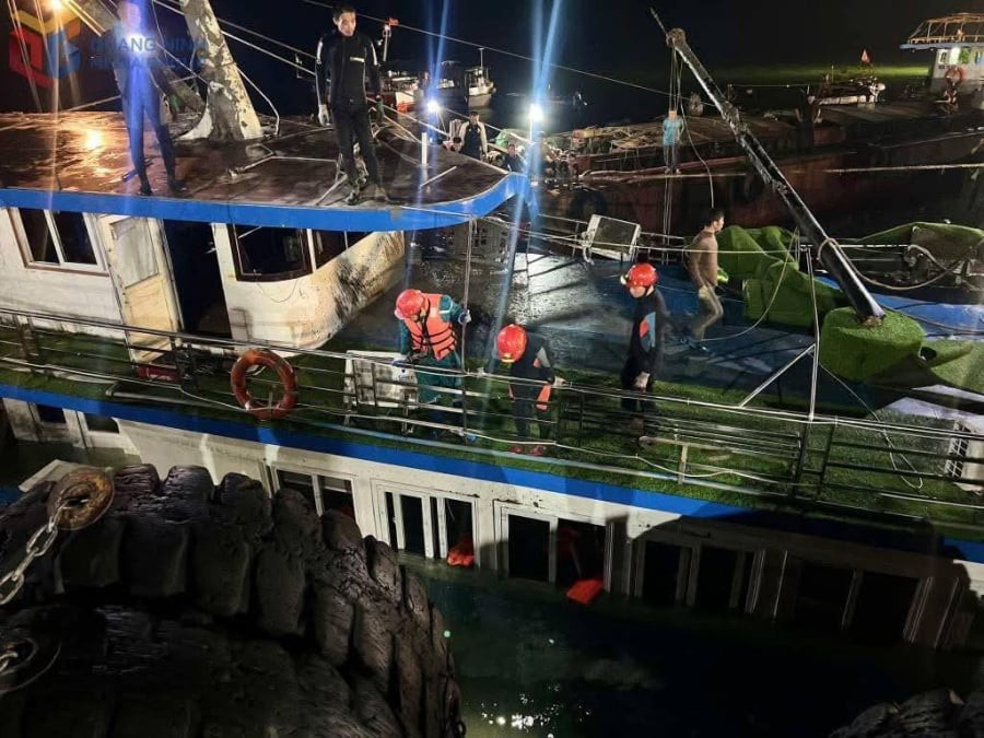 Tàu đã được lật lại và tìm kiếm người mất tích