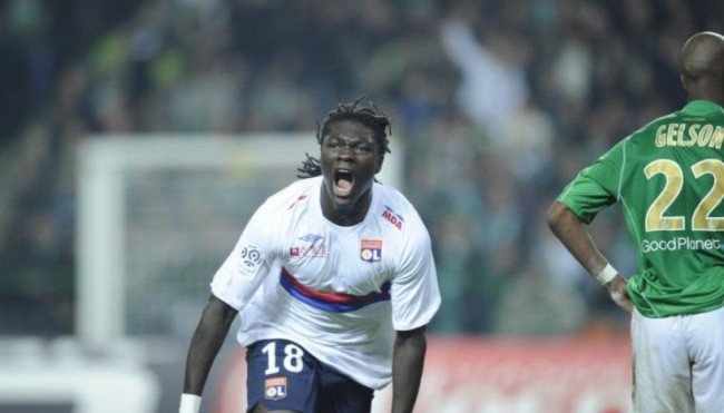 Bafetimbi Gomis trong màu áo Lyon.