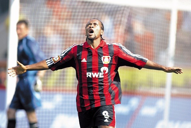 Ze Roberto gắn bó với Leverkusen trong 4 mùa giải, rời đi năm 2002.