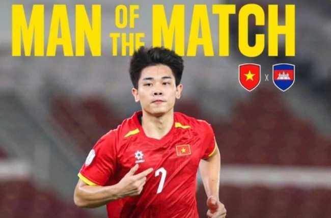 Đình Bắc nhận giải Cầu thủ hay nhất trận.
