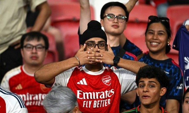 CĐV Arsenal ăn mừng theo phong cách của 