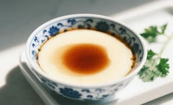 Tiếp theo là bánh ngọt và bánh mì ngọt. Những món này không chỉ giàu đường mà còn chứa nhiều tinh bột tinh chế và dầu, gần như không có giá trị dinh dưỡng.