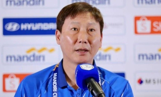 HLV Kim bày tỏ sự lo ngại về chấn thương của Lý Đức.
