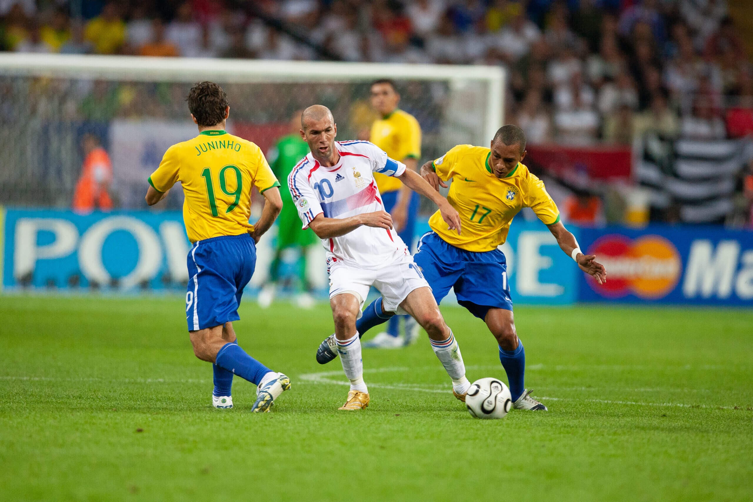 Zidane giữa vòng vây các cầu thủ Brazil