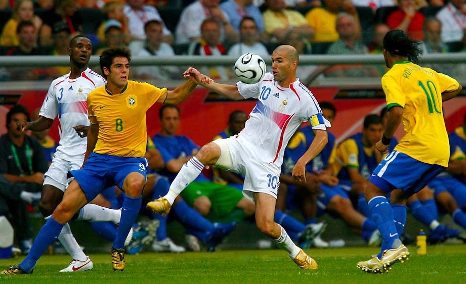 Zidane trình diễn một trận đấu xuất thần trước các ngôi sao Brazil